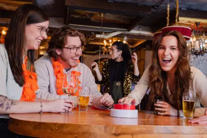 Grote vriendengroep doet mee aan een gezellige DinerQuiz