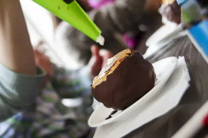 Grote groep deelnemers tijdens een kookworkshop en Bossche bollen maken.