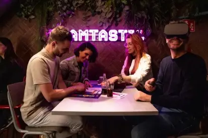  Grote zaal met tientallen deelnemers tijdens een VR Escape Dinner Game.