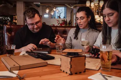 collega's genieten van bedrijfstuitje met escape dinner game en borrel
