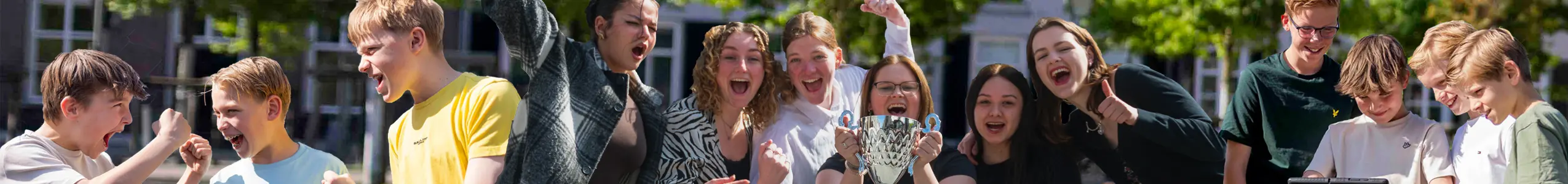 Leerlingen doen een spel tijdens een schoolreisje
