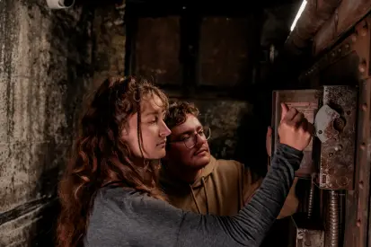 Gezin speelt samen een escape room in Den Bosch tijdens de herfstvakantie.