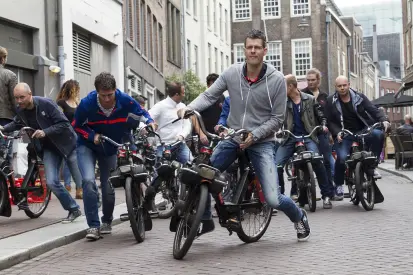 Groep rijdt op solexen in Brabant