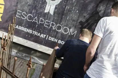 Groep vrienden speelt escape room in Brabant.