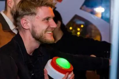 Gezellige avondactiviteiten met vrienden – kampvuur of pubquiz