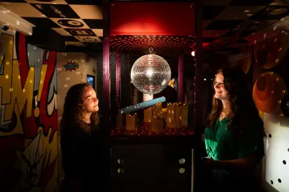 Kleine vriendinnengroepen genieten van  escaperoom