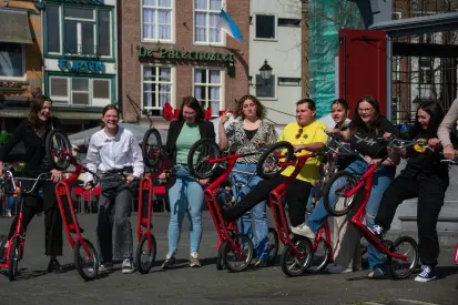 Vriendengroep op steps tijdens een kroegentocht in de stad