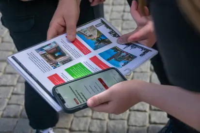  Familie met kinderen en grootouders speelt een speurtocht in de stad