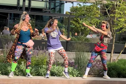 Vriendengroep viert een vrijgezellenfeest met silent disco t in de stad